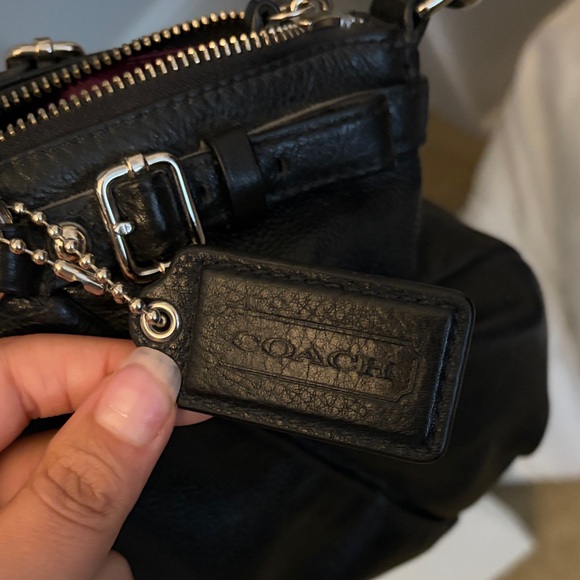 Coach Elegant Black Leather Shoulder Bag - Picture 3 of 8